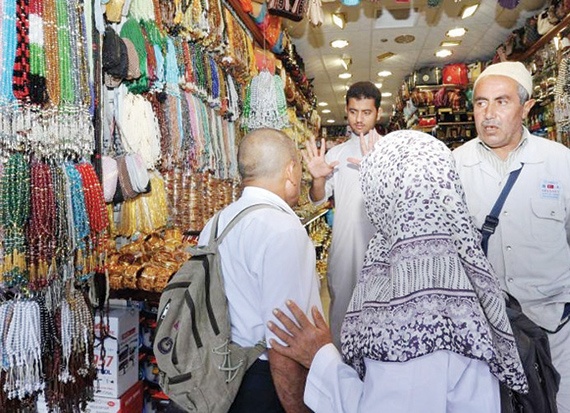 الإشارة .. لغة تسهل التفاهم بين الحاج والبائع في أسواق «طيبة»