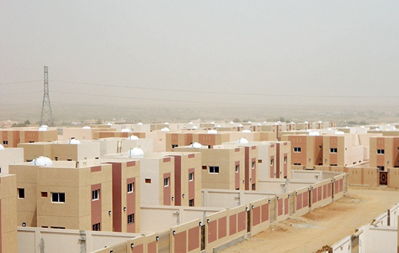 التعثر يدفع «الإسكان» لسحب  3 مشاريع وإنذار عدد من المقاولين