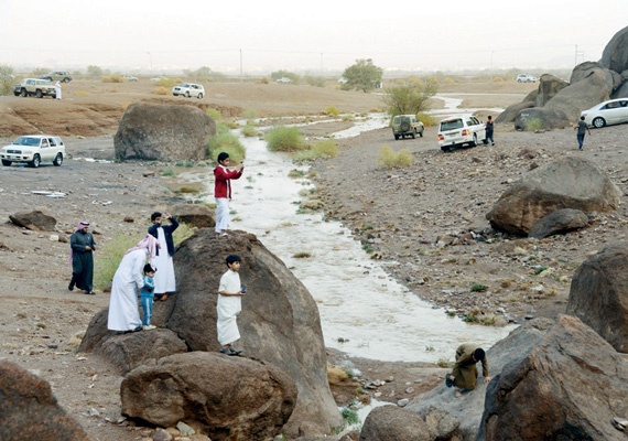 أمطار حائل .. رواج لمحال «المستلزمات البرية» والمطاعم الرابح الأكبر