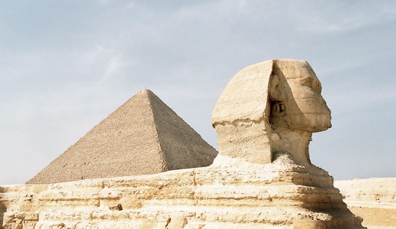 سقوط كتلة حجرية وزنها 3 أطنان قرب الأهرامات