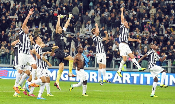 يوفنتوس يكتسح نابولي ويشدد الخناق على روما في صدارة الدوري الإيطالي