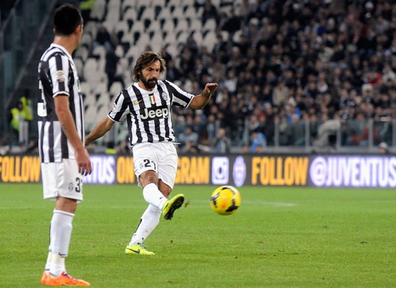 يوفنتوس يكتسح نابولي ويشدد الخناق على روما في صدارة الدوري الإيطالي