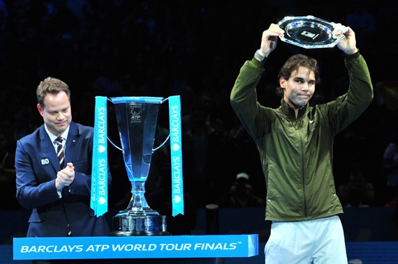 ديوكوفيتش يسحق نادال ويحتفظ بلقب البطولة الختامية