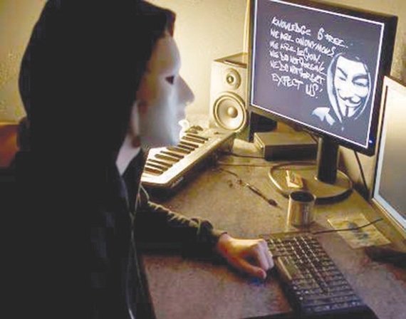 سجن أحد قراصنة «أنونيموس» 10 سنوات