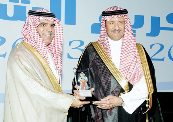 الأمير سلطان بن سلمان يكرِّم البنك العربي الوطني