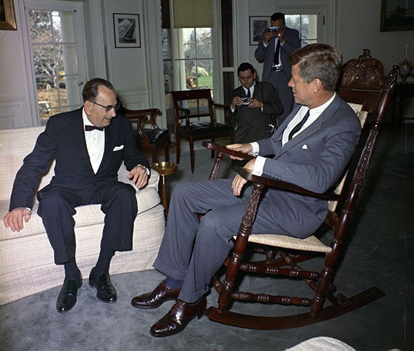 بيع كرسي هزاز لكينيدي في مزاد بـ90 ألف دولار