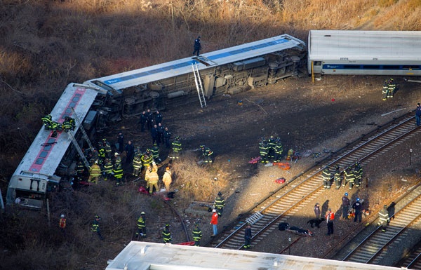 4 قتلى في خروج قطار عن سكته في نيويورك - فيديو