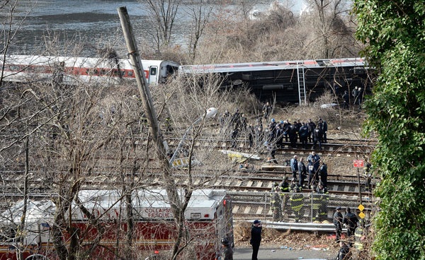 4 قتلى في خروج قطار عن سكته في نيويورك - فيديو