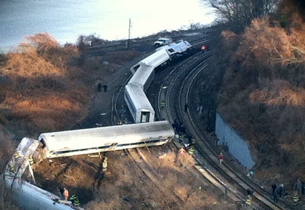 4 قتلى في خروج قطار عن سكته في نيويورك - فيديو