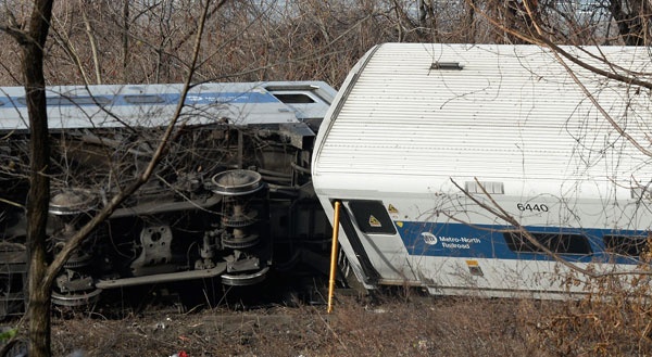 4 قتلى في خروج قطار عن سكته في نيويورك - فيديو