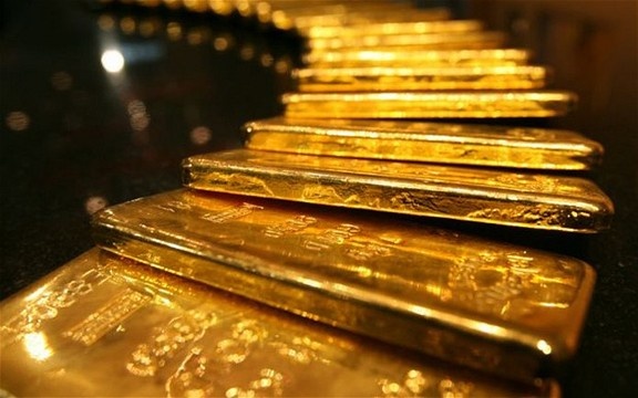 الذهب يتراجع والمستثمرون يرقبون بيانات أمريكية