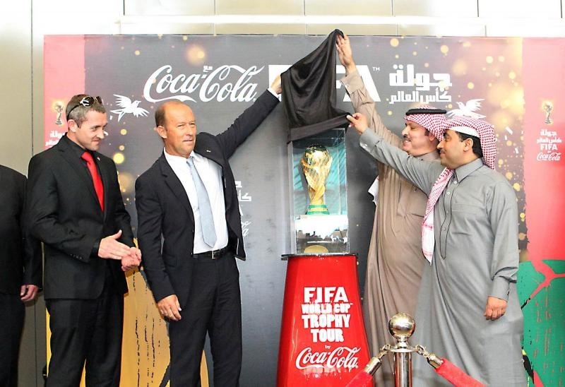 قصة مصورة : النسخة الأصلية لكأس العالم تصل الرياض