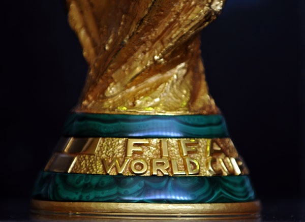 قصة مصورة : النسخة الأصلية لكأس العالم تصل الرياض