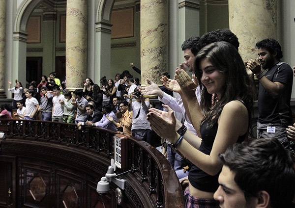 قصة مصورة : الأوروجواي ستصبح أول دولة تسمح بتجارة الماريجوانا