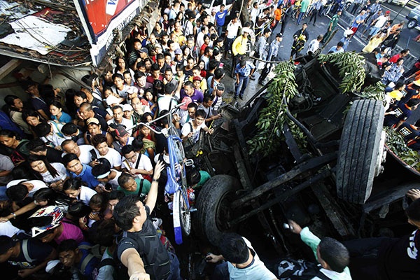 قصة مصورة : مقتل 22 شخصا في سقوط حافلة عن جسر في الفليبين
