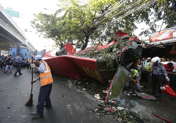 قصة مصورة : مقتل 22 شخصا في سقوط حافلة عن جسر في الفليبين