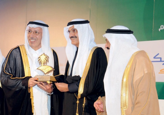 أمير الرياض يكرم «العربي الوطني»
