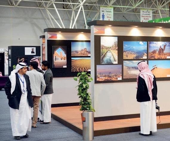 عدسات عالمية ترصد حياة السعوديين