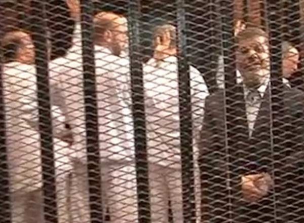 إحالة مرسي إلى محكمة الجنايات بتهمة التخابر مع حماس وحزب الله