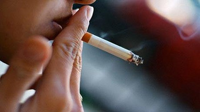 الإمارات تعاقب الأب المدخن بجوار أطفاله في السيارة