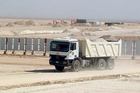 «الإسكان» توقع عقود تطوير 10 مشاريع .. والصندوق يقدم 52 ألف قرض خلال 2013