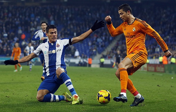 قصة مصورة : ريال مدريد يهزم إسبانيول ويقترب من صدارة دوري إسبانيا