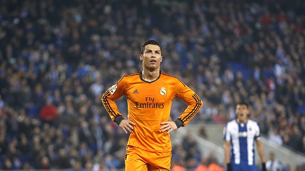 قصة مصورة : ريال مدريد يهزم إسبانيول ويقترب من صدارة دوري إسبانيا