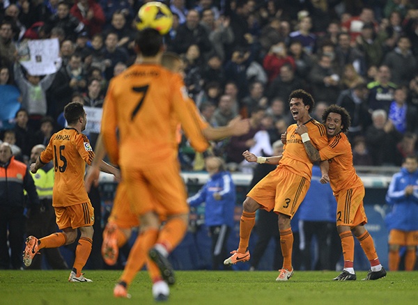 قصة مصورة : ريال مدريد يهزم إسبانيول ويقترب من صدارة دوري إسبانيا