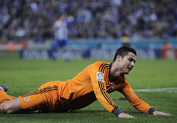 قصة مصورة : ريال مدريد يهزم إسبانيول ويقترب من صدارة دوري إسبانيا