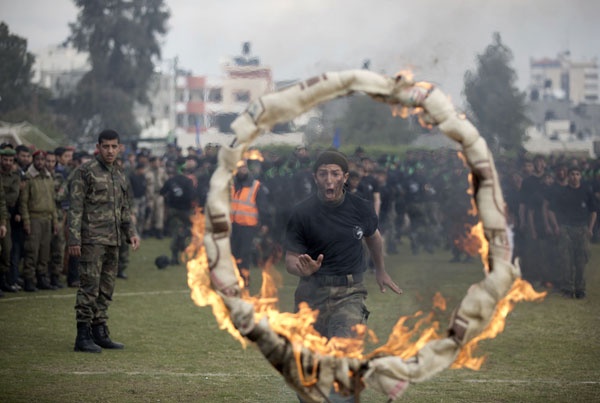 قصة مصورة : تدريب الطلاب العسكريين خلال حفل التخرج في فلسطين