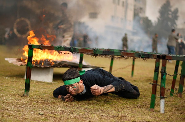 قصة مصورة : تدريب الطلاب العسكريين خلال حفل التخرج في فلسطين