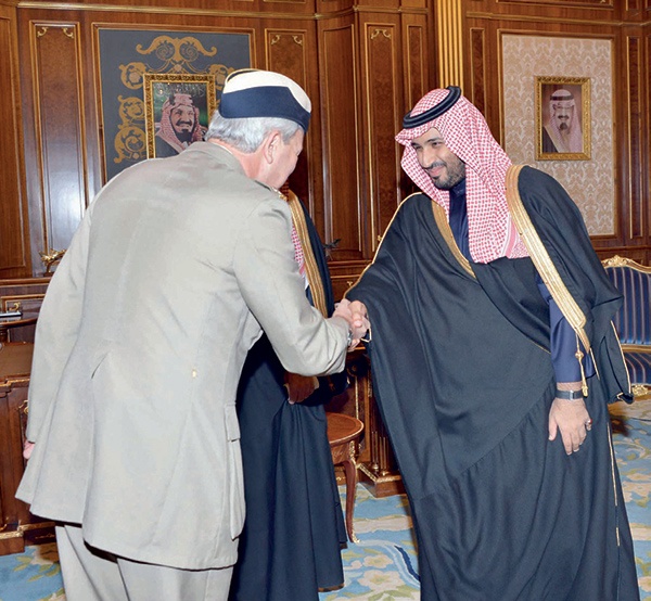 ولي العهد والفريق سايمون يبحثان أمورا 
ذات اهتمام مشترك