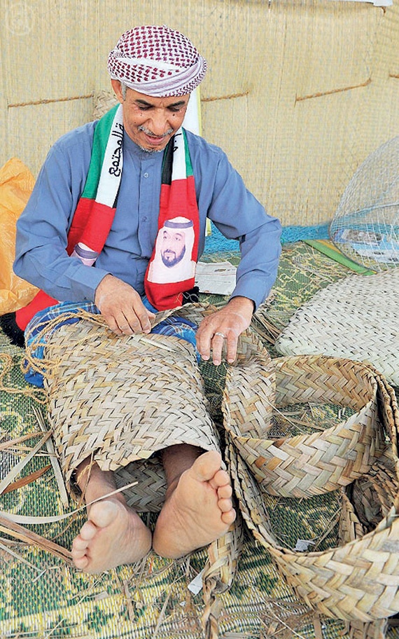 «الرزفة» و«مرحباً الساع» تجذب السعوديين إلى جناح الإمارات