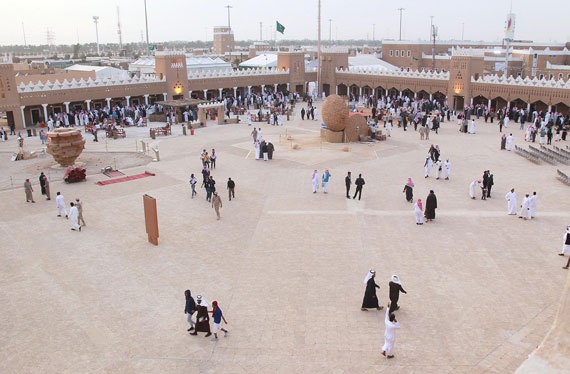 قصة مصورة : نصف مليون زائر للجنادرية في أيام الرجال