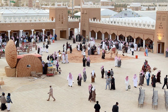 قصة مصورة : نصف مليون زائر للجنادرية في أيام الرجال