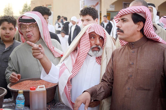 قصة مصورة : نصف مليون زائر للجنادرية في أيام الرجال