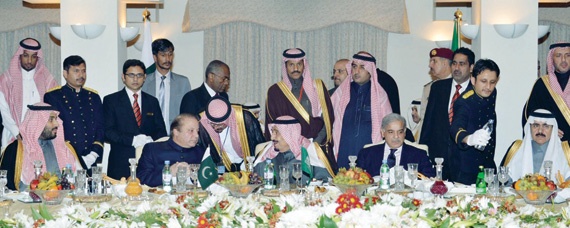 ولي العهد ووزير الخارجية الباكستاني يبحثان آخر التطورات الإقليمية والدولية