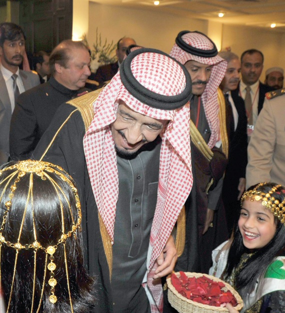 ولي العهد ووزير الخارجية الباكستاني يبحثان آخر التطورات الإقليمية والدولية