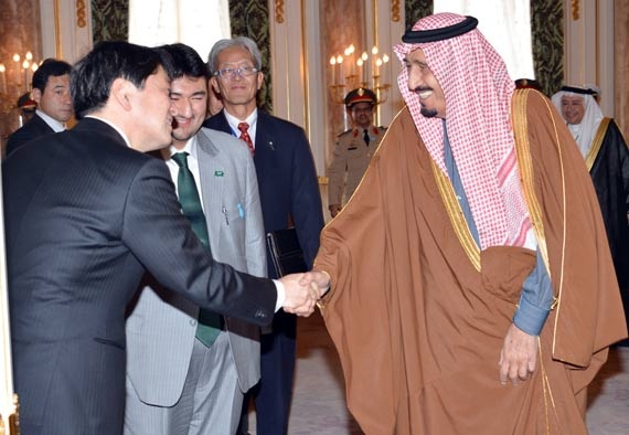 ولي العهد يستقبل وزير الاقتصاد والتجارة الياباني وسفراء الدول العربية لدى اليابان