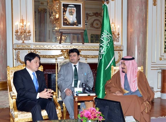 ولي العهد يستقبل وزير الاقتصاد والتجارة الياباني وسفراء الدول العربية لدى اليابان