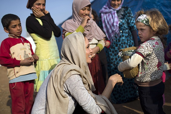 قصة مصورة: أنجلينا جولي تلتقي أطفالا سوريين لاجئين خلال زيارتها للبنان