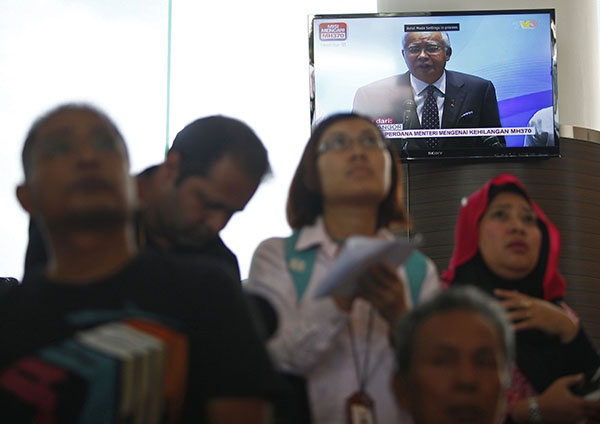 الشرطة الماليزية تفتش منزل قائد الطائرة المفقودة