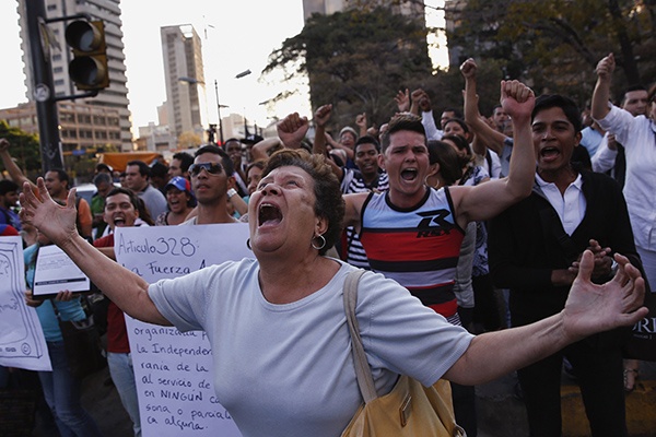 قصة مصورة : عدد قتلى الاضطرابات في فنزويلا يرتفع إلى 29 قتيلا