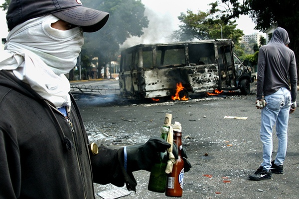 قصة مصورة : عدد قتلى الاضطرابات في فنزويلا يرتفع إلى 29 قتيلا