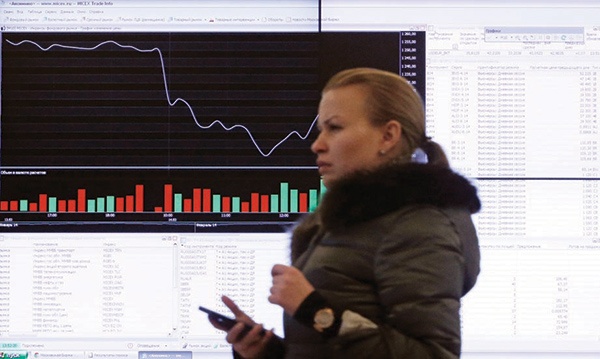 بورصة موسكو تتراجع بأكثر من 2 %