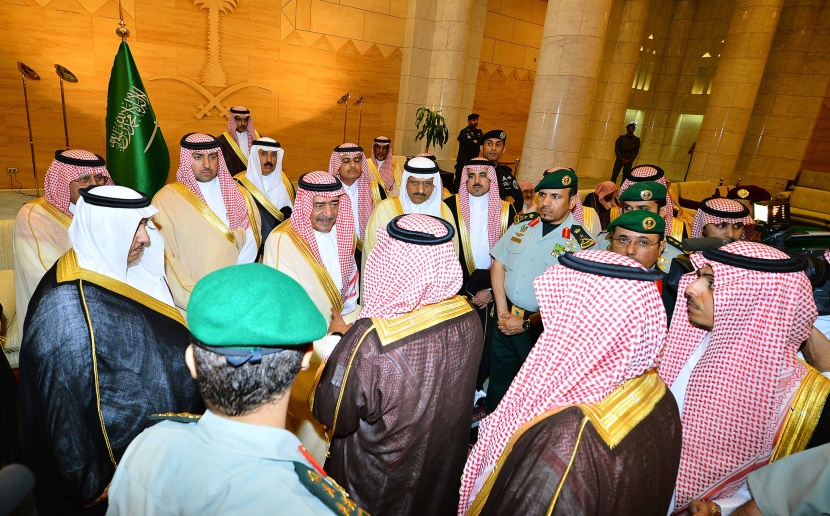 الأمير مقرن بن عبدالعزيز يستقبل المبايعين بمناسبة اختياره ولياً لولي العهد