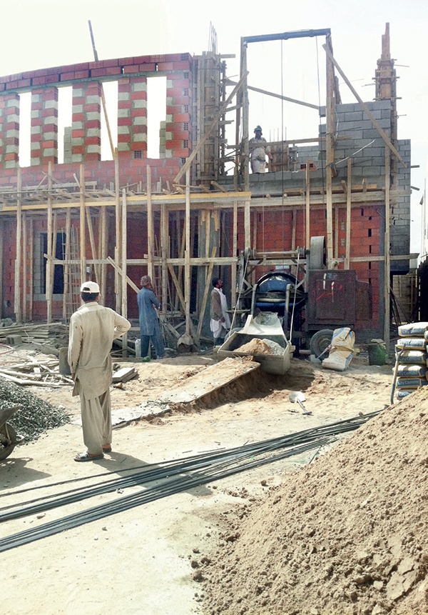 60 % من مؤسسات المقاولات في الطائف تستعين
بعمالة غير نظامية لتنفيذ المشاريع السكنية