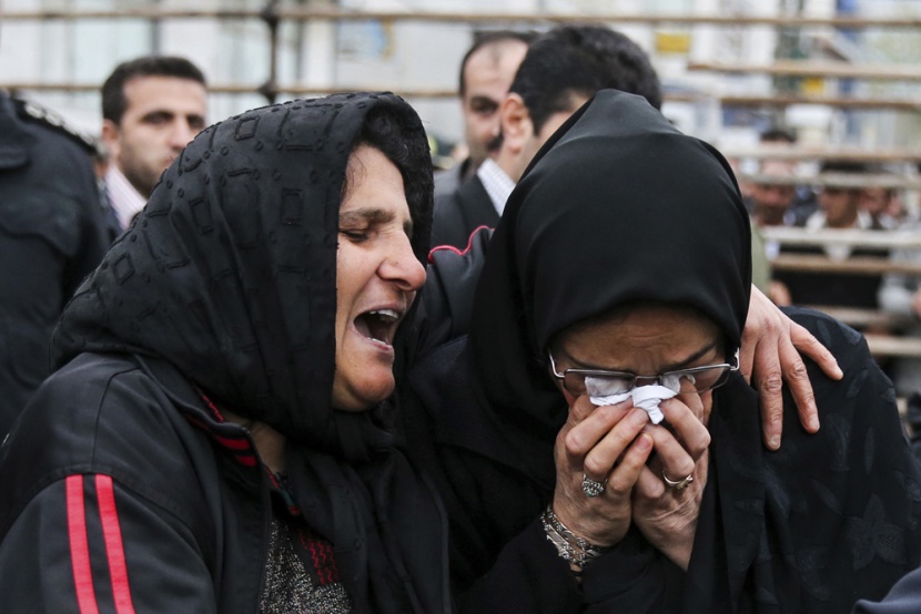 قصة مصورة: إيرانية تعفو عن قاتل ولدها قبل إعدامه مباشرة