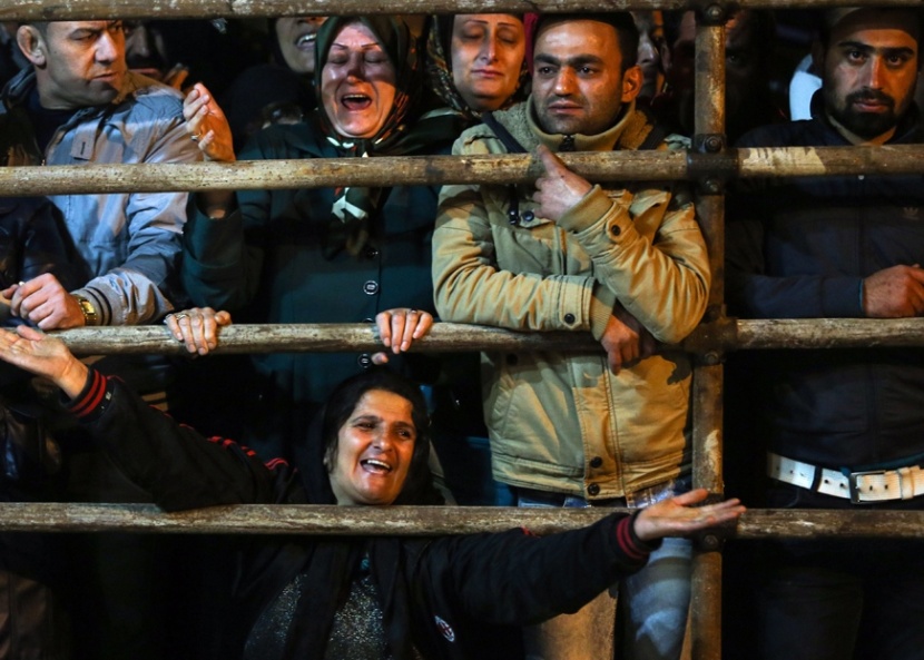 قصة مصورة: إيرانية تعفو عن قاتل ولدها قبل إعدامه مباشرة