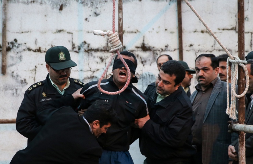 قصة مصورة: إيرانية تعفو عن قاتل ولدها قبل إعدامه مباشرة